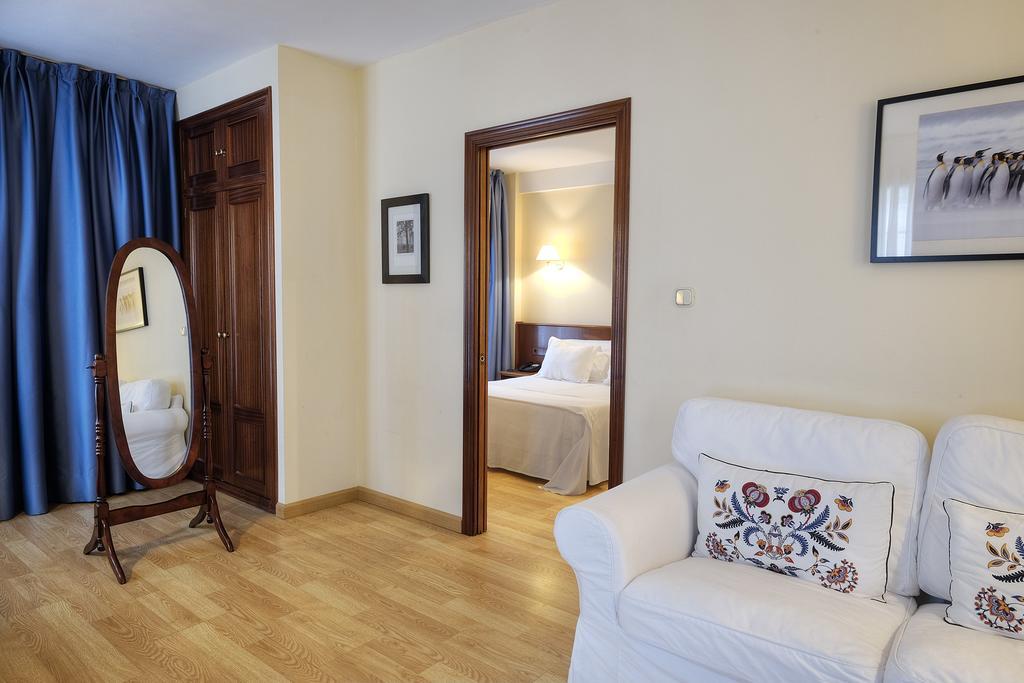 Hotel Y Apartamentos Arias Навия Екстериор снимка
