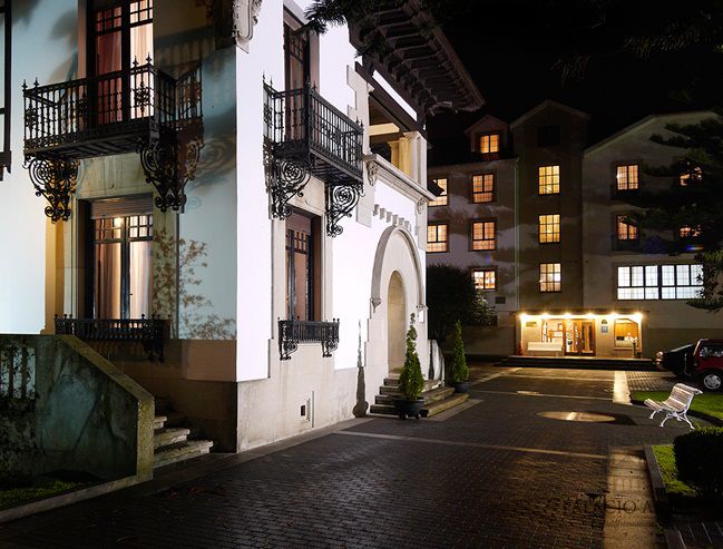 Hotel Y Apartamentos Arias Навия Екстериор снимка