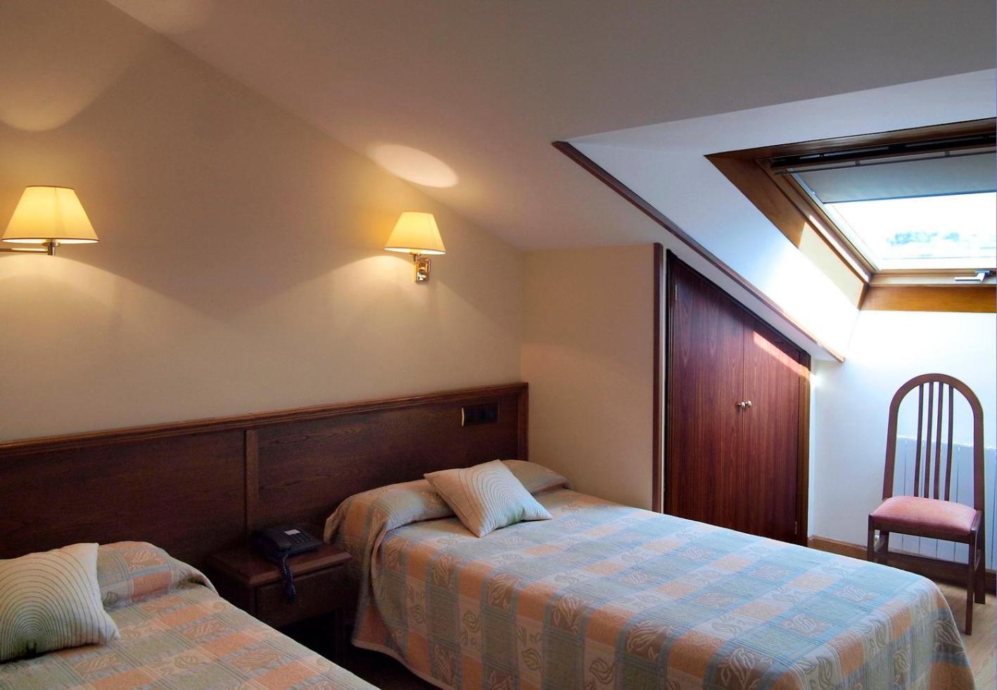 Hotel Y Apartamentos Arias Навия Екстериор снимка