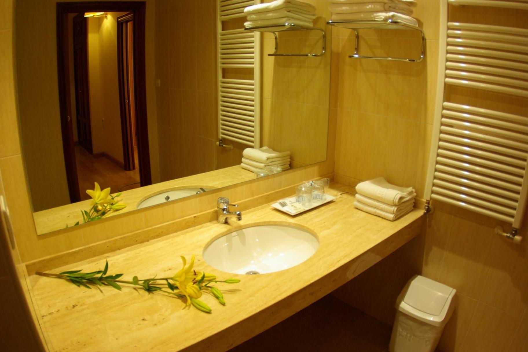 Hotel Y Apartamentos Arias Навия Екстериор снимка