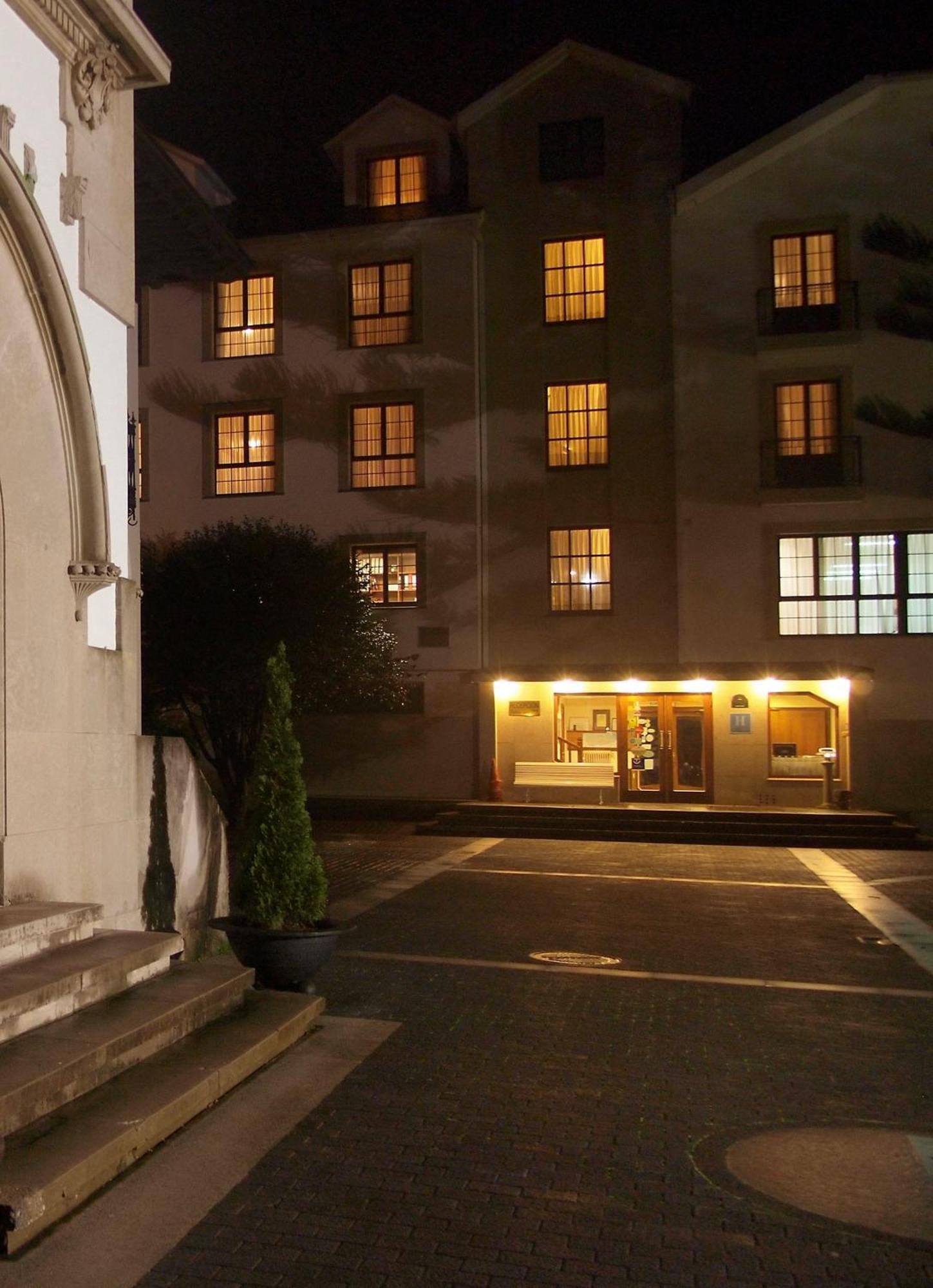 Hotel Y Apartamentos Arias Навия Екстериор снимка