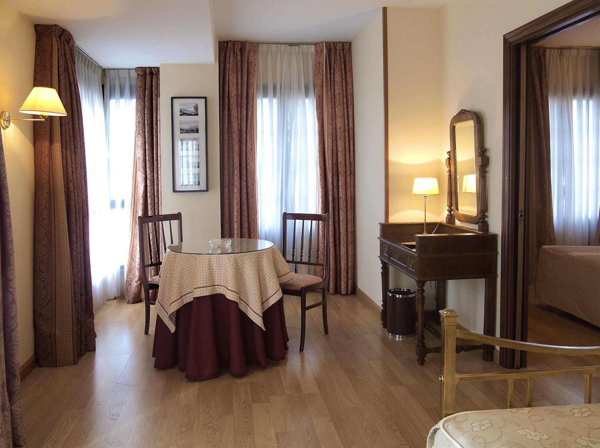 Hotel Y Apartamentos Arias Навия Екстериор снимка