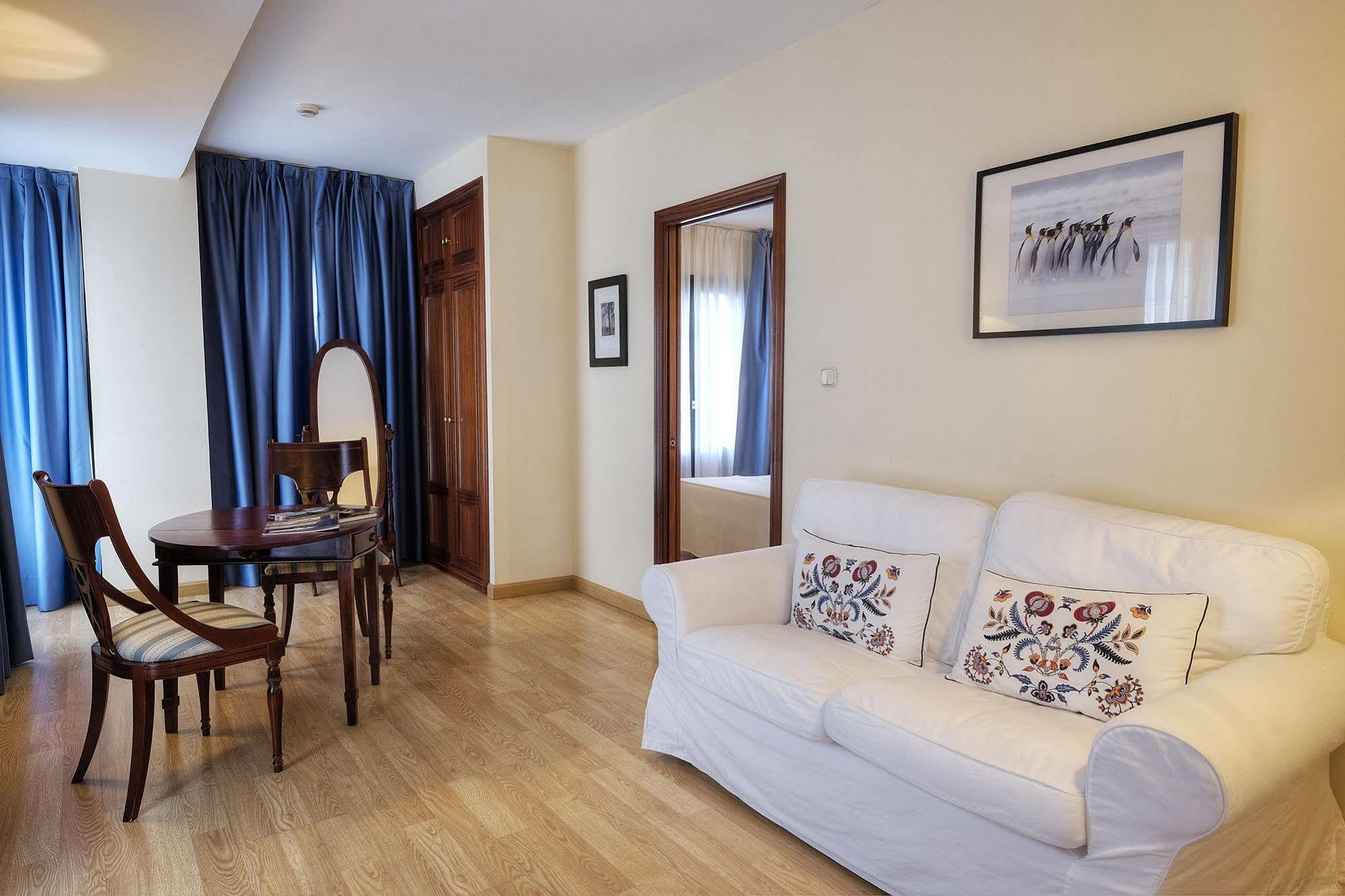 Hotel Y Apartamentos Arias Навия Екстериор снимка