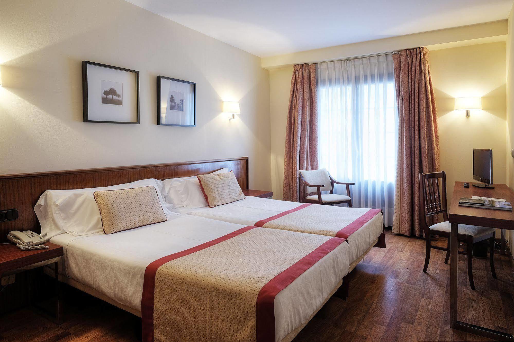 Hotel Y Apartamentos Arias Навия Екстериор снимка