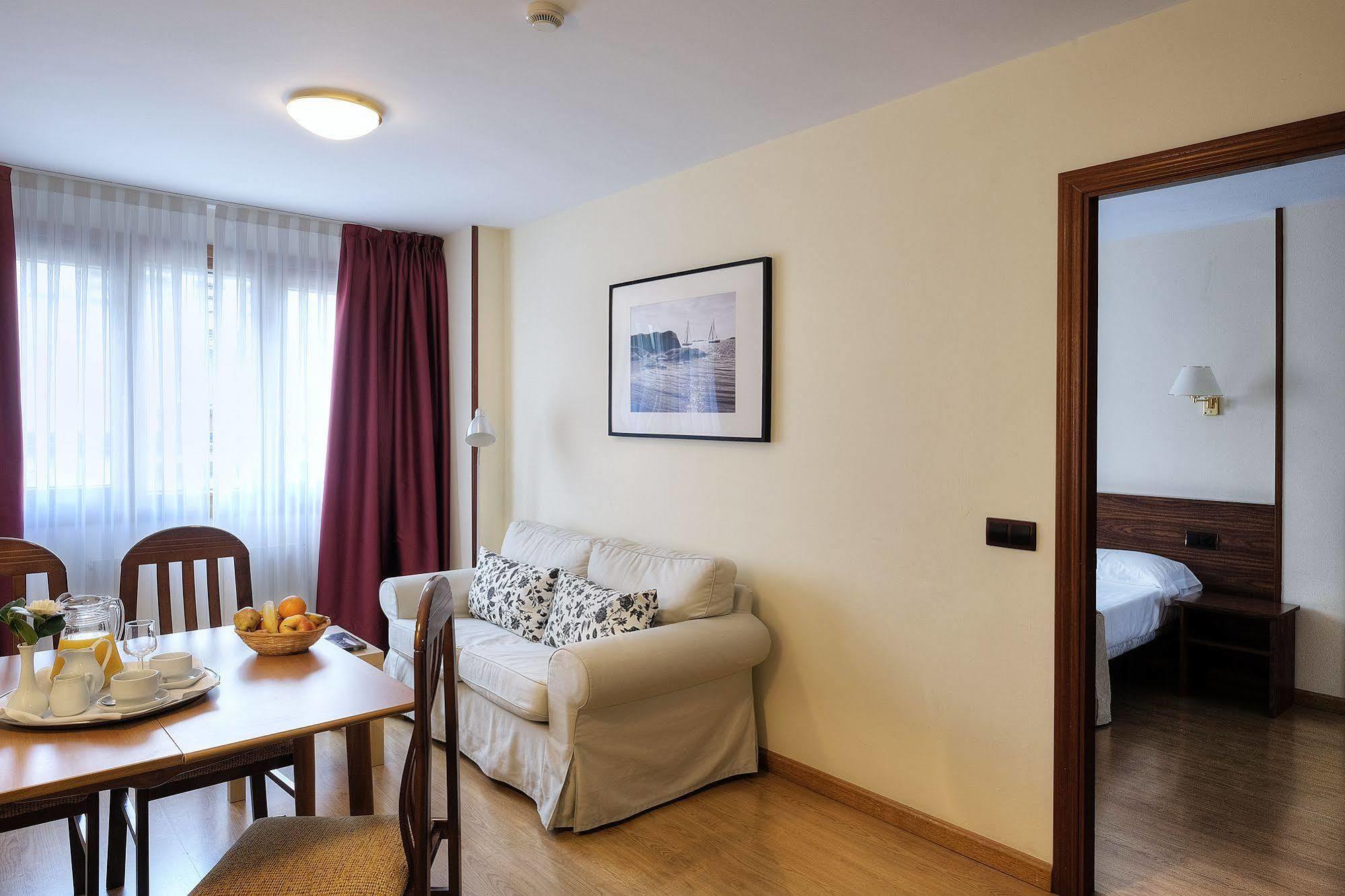 Hotel Y Apartamentos Arias Навия Екстериор снимка