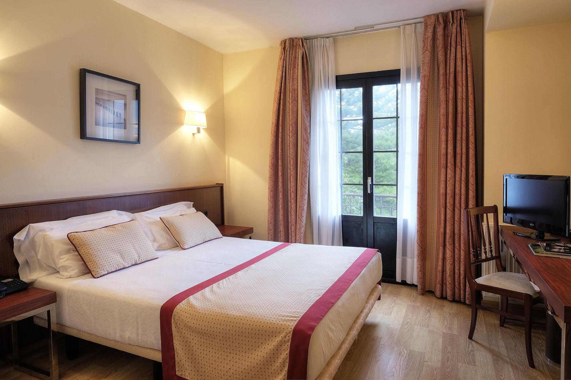 Hotel Y Apartamentos Arias Навия Екстериор снимка