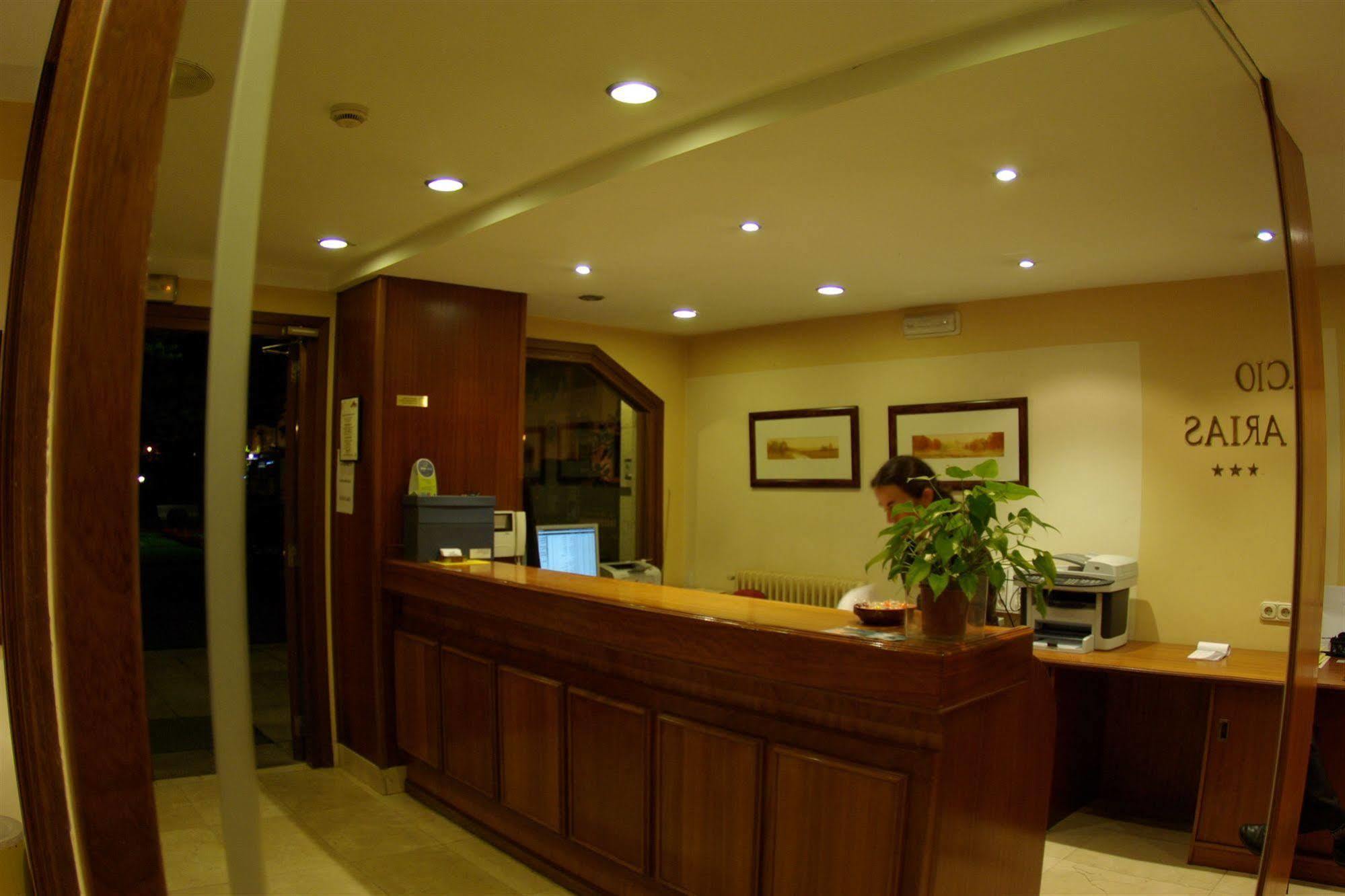 Hotel Y Apartamentos Arias Навия Екстериор снимка
