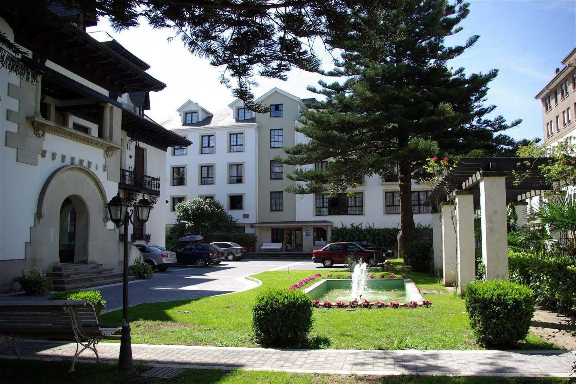 Hotel Y Apartamentos Arias Навия Екстериор снимка