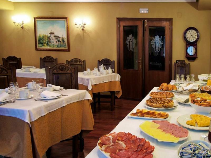 Hotel Y Apartamentos Arias Навия Екстериор снимка