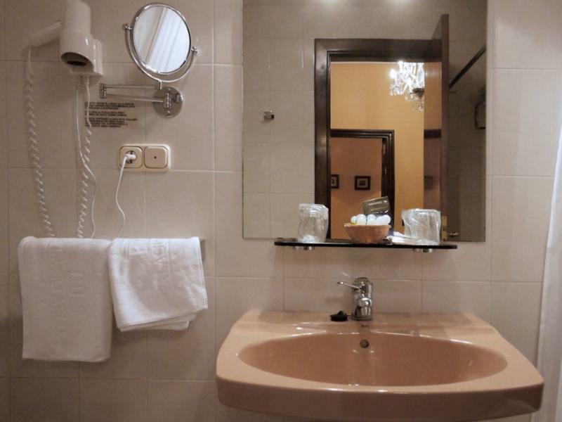 Hotel Y Apartamentos Arias Навия Екстериор снимка
