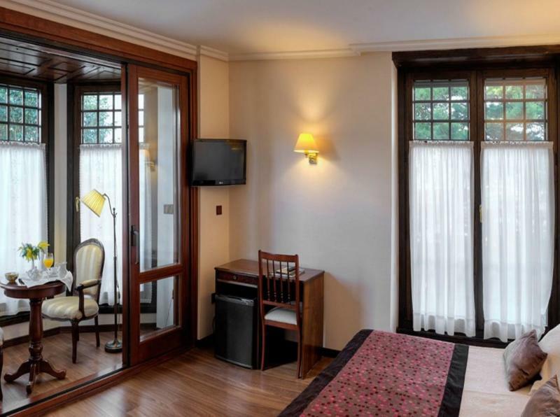 Hotel Y Apartamentos Arias Навия Екстериор снимка