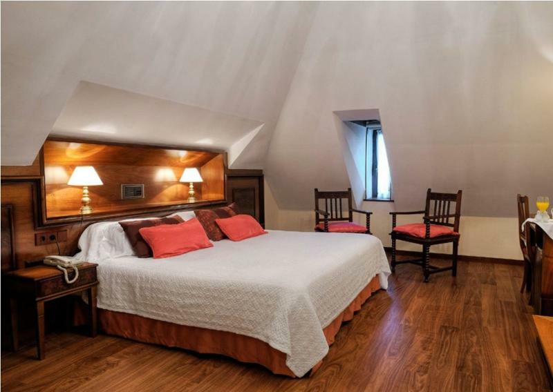 Hotel Y Apartamentos Arias Навия Екстериор снимка