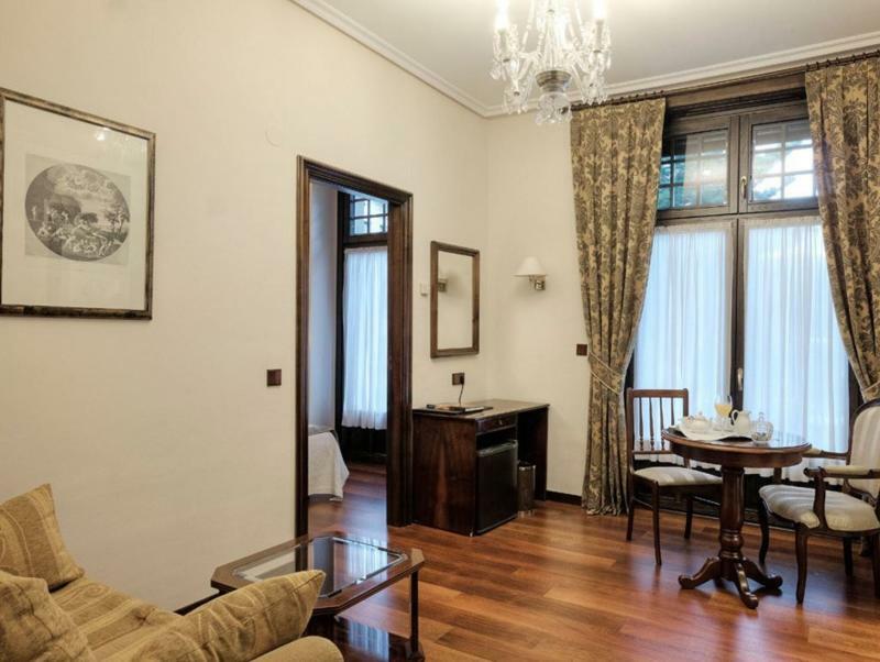 Hotel Y Apartamentos Arias Навия Екстериор снимка