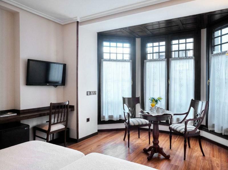 Hotel Y Apartamentos Arias Навия Екстериор снимка