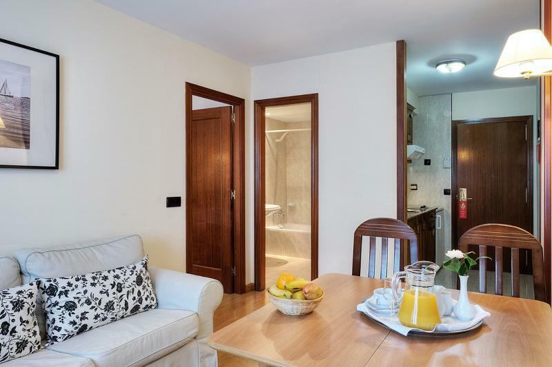 Hotel Y Apartamentos Arias Навия Екстериор снимка