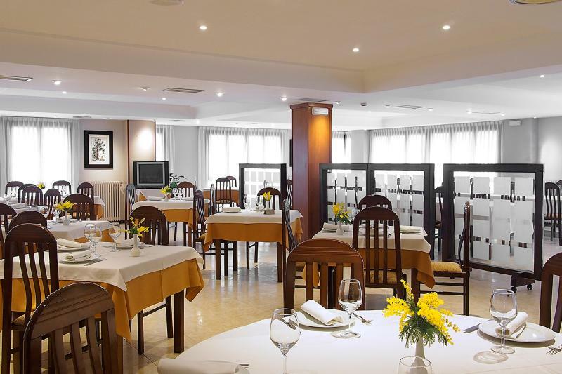 Hotel Y Apartamentos Arias Навия Екстериор снимка